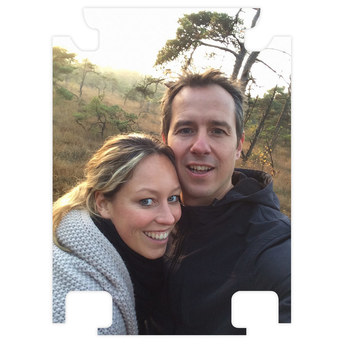 Een man en vrouw maken een selfie met de Prinses fotokoffer in het bos.